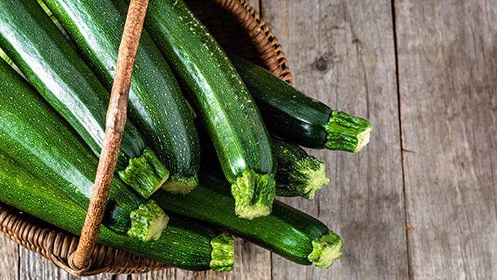 Courgette in een mandje